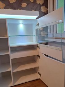 Białe meble z podświetleniem LED