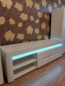 Białe meble z podświetleniem LED