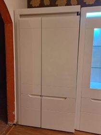 Białe meble z podświetleniem LED