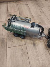 Zabawka Beczkowóz, wóz asenizacyjny Fliegl marki Bruder