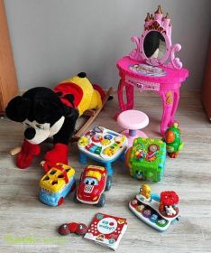 Mix zabawek bujak Myszka Miki, toaletka, stolik muzyczny,...