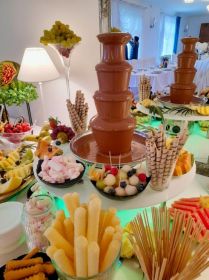 stół owocowy, fontanna czekolady