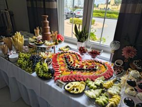 stół owocowy, fontanna czekolady