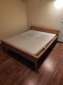 Łóżko z materacem