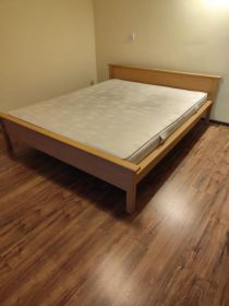 Łóżko z materacem