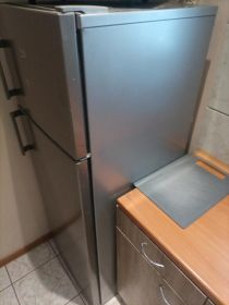 Lodówka zadbana srebna wysokość ok 150 cm