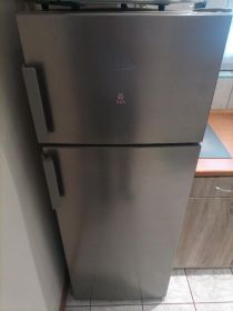 Lodówka zadbana srebna wysokość ok 150 cm