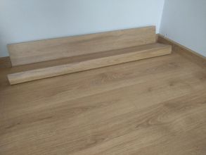 Stolik kawowy i wisząca półka