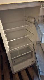 Lodówka Sharp 186 litrów