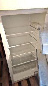 Lodówka Sharp 186 litrów