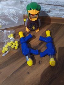 Kaczka +dwa pistolety + kulki