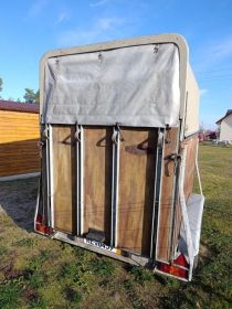 Przyczepa do przewozu koni