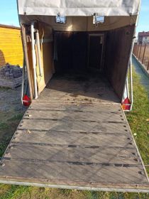 Przyczepa do przewozu koni