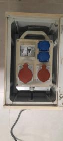 Sprzedam budowlaną skrzynkę elektryczna