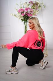 Sprzedaż ubrań damskich przez media społecznościowe.