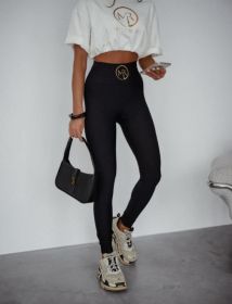 Sprzedaż ubrań damskich przez media społecznościowe.