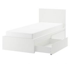 łóżko z materacem