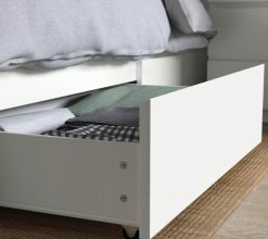 łóżko z materacem