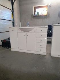 Umywalka z szafką i lustrem