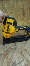 Powystawowa gwozdziarka DeWalt