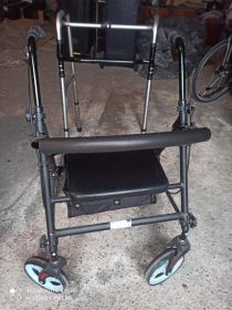 Sprzedam wózek, krzesło sanitarne oraz chodziki