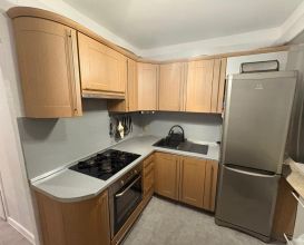 Meble kuchenne narożne + AGD + stolik – komplet