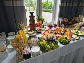 stół owocowy, fontanna czekolady