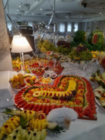 stół owocowy, fontanna czekolady