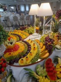 stół owocowy, fontanna czekolady