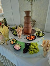 stół owocowy, fontanna czekolady