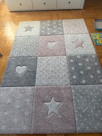 Śliczny dywan do pokoju dziewczynki