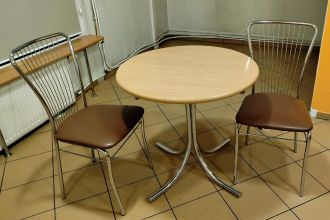 Sprzedam stół z 2 krzesłami