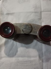 Sprzedam lornetkę teatralną , pięknie wykonana ,etui...