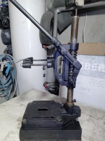 Uchwyt na wiertarkę stołową