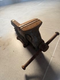 Imadło HEUER 130 mm warsztatowe stołowe