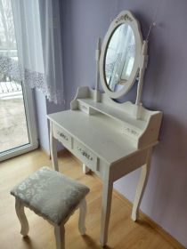 Sprzedam toaletkę z taboretem