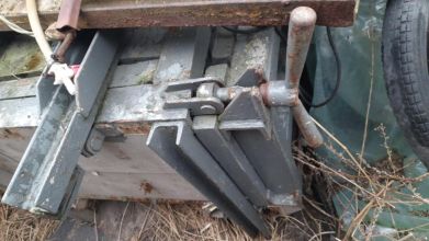 Prasa śrubowa do makulatury stary typ z czasów PRL-u