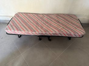 Łóżko polowe turystyczne składane z materacem