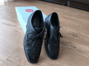 Sprzedam chłopięce buty do komuni