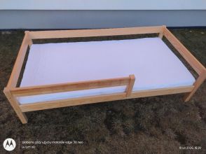 Łóżko z litego drewna