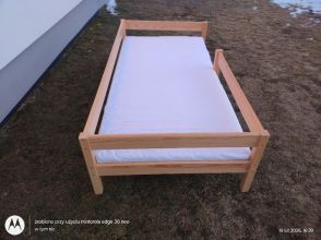 Łóżko z litego drewna