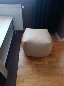 sprzedam dwie pufy&nbsp; szerokość...