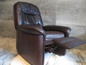 Fotel z rozkładanym podnóżkiem i oparciem