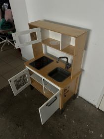 Nartosanki rowerki hulajnogi deskorolki kuchnia krzesła