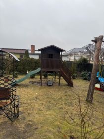 Drewniany domek dla dzieci