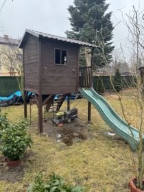 Drewniany domek dla dzieci