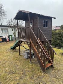 Drewniany domek dla dzieci