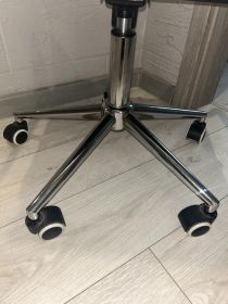 Sprzedam krzesło biurowe obrotowe - białe, regulowane