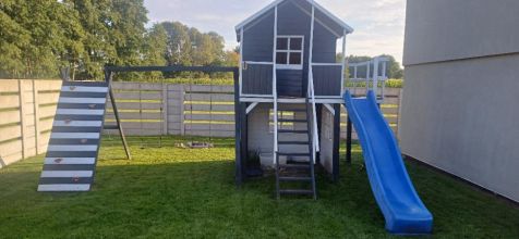 Drewniany domek dla dzieci ze zjeżdzlżalnią