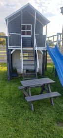 Drewniany domek dla dzieci ze zjeżdzlżalnią